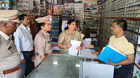 ಹೊಸಪೇಟೆಯಲ್ಲಿ ಗುರುವಾರ ಜಿಲ್ಲಾಧಿಕಾರಿ ಕವಿತಾ ಎಸ್.ಮನ್ನಿಕೇರಿ, ಎಸ್ಪಿ ಎಸ್.ಜಾಹ್ನವಿ ಮೆಡಿಕಲ್ ಶಾಪ್‍ಗೆ ದಿಢೀರ್ ಭೇಟಿ ನೀಡಿ ಪರಿಶೀಲನೆ ನಡೆಸಿದರು. ಎಎಸ್ಪಿ ಮಂಜುನಾಥ ಇತರರಿದ್ದರು.