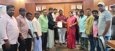 ಕಮಲಾಪುರದ ಹೊಸ ಬಸ್ ನಿಲ್ದಾಣದ ಕಾಮಗಾರಿ ಪೂರ್ಣಗೊಳಿಸಬೇಕು ಎಂದು ಒತ್ತಾಯಿಸಿ ಬಿಜೆಪಿಯಿಂದ ಜಿಲ್ಲಾಧಿಕಾರಿ ಕವಿತಾ ಎಸ್.ಮನ್ನಿಕೇರಿ ಅವರಿಗೆ ಮನವಿ ಸಲ್ಲಿಸಿದರು. ಅಧ್ಯಕ್ಷ ಈ.ಶ್ರೀನಿವಾಸ್, ಪ್ರಧಾನ ಕಾರ್ಯದರ್ಶಿಗಳಾದ ಡಿ.ಪಂಚಾಕ್ಷರಿ, ಎಂ.ಮಣಿಕAಠ, ಪ್ರಮುಖರಾದ ಮದುರಚನ್ನಶಾಸ್ತ್ರಿ, ಎಂ.ಈರಣ್ಣ, ಜಗದೀಶ ಇತರರಿದ್ದರು.