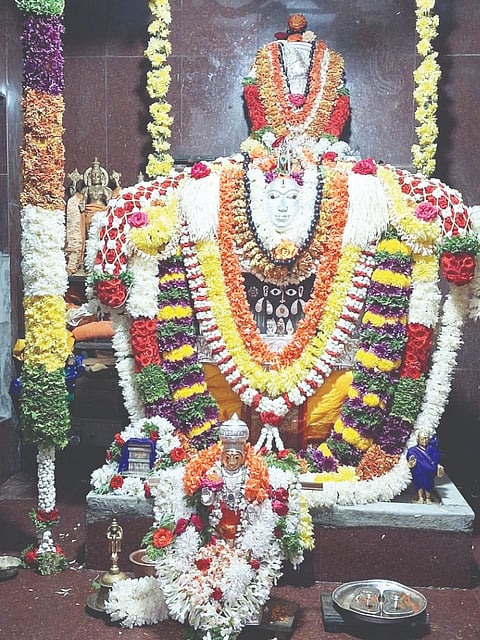ಹೊಸಪೇಟೆಯ ರಾಣಿಪೇಟೆ ಶ್ರೀ ರಾಘವೇಂದ್ರ ಸ್ವಾಮಿ ಮಠದಲ್ಲಿ ರಾಯರ ಬೃಂದಾವನಕ್ಕೆ ವಿಶೇಷ ಅಲಂಕಾರ ನೆರವೇರಿಸಲಾಯಿತು.