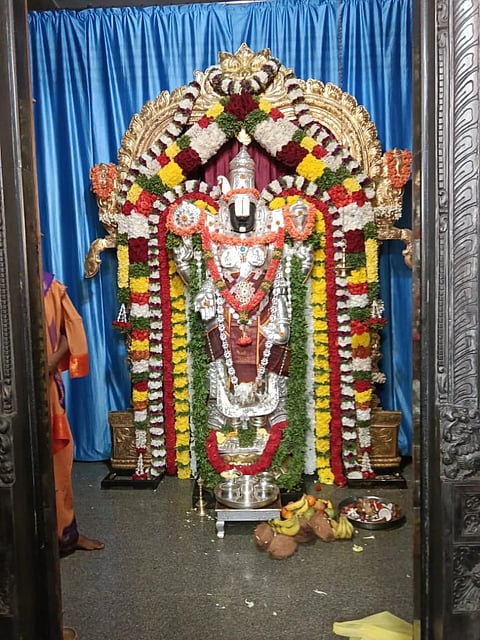 ಹೊಸಪೇಟೆ ಅಮರಾವತಿಯಲ್ಲಿ ಶ್ರೀ ವೆಂಕಟೇಶ್ವರ ಮೂರ್ತಿಗೆ ಅಲಂಕಾರ ಮಾಡಿರುವುದು.