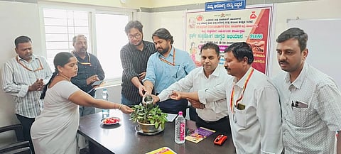 ಹೊಸಪೇಟೆ ಚಿತ್ತವಾಡಗಿ ಪ್ರಾಥಮಿಕ ಆರೋಗ್ಯ ಕೇಂದ್ರದಲ್ಲಿ ಗುರುವಾರ ನಡೆದ ಕುಷ್ಠರೋಗ ಜಾಗೃತಿ ಕಾರ್ಯಗಾರವನ್ನು ಜಿಲ್ಲಾ ಕುಷ್ಠರೋಗ ನಿರ್ಮೂಲನಾಧಿಕಾರಿ ಡಾ.ಡಿ.ಭಾಸ್ಕರ್ ಉದ್ಘಾಟಿಸಿದರು. ಟಿಎಚ್‌ಒ ಡಾ.ವಿನೋದ್, ಆರೋಗ್ಯಕೇಂದ್ರದ ವೈದ್ಯಾಧಿಕಾರಿ ಡಾ.ಬಸವರಾಜ್, ಡಾ.ಯಶವಂತ್, ಜಿಲ್ಲಾ ಕುಷ್ಠರೋಗ ಸಲಹೆಗಾರ ಡಾ.ಕೊಟ್ರೇಶ್ ಇತರರಿದ್ದರು.
