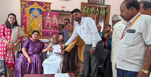 ಕಮಲಾಪುರದಲ್ಲಿ ಮಂಗಳವಾರ ಸ್ವಾತಂತ್ರ್ಯ ಹೋರಾಟಗಾರ ದೇಸಾಯಿ ಗುಂಡುರಾವ್ ಅವರಿಗೆ ಮಾಹಿತಿ ಸಂಗ್ರಹಣಾ ಅರ್ಜಿ ನೀಡುವ ಮೂಲಕ ಮತದಾರ ಪಟ್ಟಿ ಪರಿಷ್ಕರಣೆ ಅಭಿಯಾನಕ್ಕೆ ಜಿಲ್ಲಾಧಿಕಾರಿ ಕವಿತಾ ಎಸ್.ಮನ್ನಿಕೇರಿ ಚಾಲನೆ ನೀಡಿದರು. ಉಪವಿಭಾಗಾಧಿಕಾರಿ ಪಿ.ವಿವೇಕಾನಂದ, ತಹಸೀಲ್ದಾರ್ ಶೃತಿ ಎಂ.ಮಳ್ಳನಪ್ಪಗೌಡ್ರ್, ಕಮಲಾಪುರ ಪುರಸಭೆಯ ಮುಖ್ಯಾಧಿಕಾರಿ ಬಿ.ಡಿ. ಈರಣ್ಣ ಇತರರಿದ್ದರು.