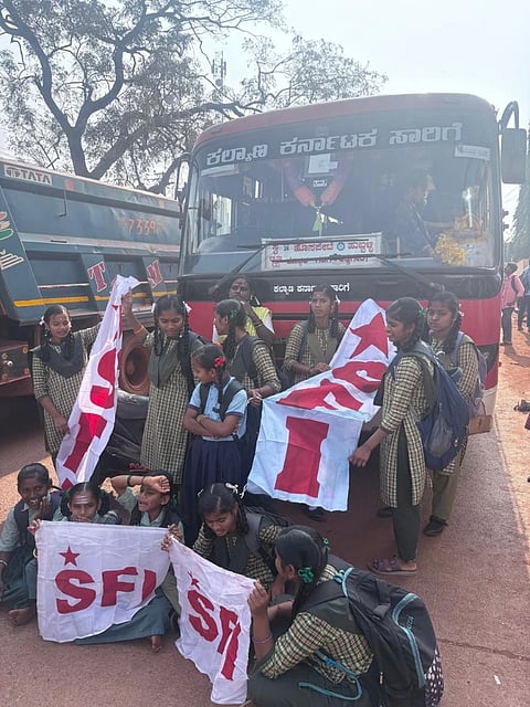 ಹೊಸಪೇಟೆ ತಾಲೂಕಿನ ರಾಜಾಪುರದಲ್ಲಿ ಶುಕ್ರವಾರ ಬಸ್ ನಿಲುಗಡೆಗೆ ಒತ್ತಾಯಿಸಿ ವಿದ್ಯಾರ್ಥಿಗಳು ರಸ್ತೆ ತಡೆದು ದಿಢೀರ್ ಪ್ರತಿಭಟನೆ ನಡೆಸಿದರು. ವಿದ್ಯಾರ್ಥಿಗಳಾದ ಸವಿತಾ, ವಾಣಿ, ಸುಚಿತ್ರ, ಅಂಬಿಕಾ, ಮಂಜುಳ, ದುರ್ಗಮ್ಮ ಇತರರಿದ್ದರು.