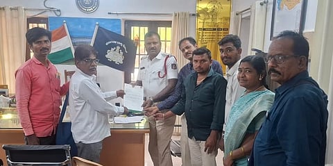 ಹೊಸಪೇಟೆಯಲ್ಲಿ ಸಂಚಾರಿ ಪೊಲೀಸ್ ಠಾಣೆಯ ಪಿಐ ಹುಲಗಪ್ಪ ಅವರಿಗೆ ಡಿವೈಎಫ್‌ಐ ಸಂಘಟನೆಯಿAದ ಮನವಿ ಸಲ್ಲಿಸಲಾಯಿತು. ಡಿವೈಎಫ್‌ಐ ಜಿಲ್ಲಾ ಅಧ್ಯಕ್ಷ ವಿ.ಸ್ವಾಮಿ, ಈಡಿಗರ ಮಂಜುನಾಥ, ಉಪಾಧ್ಯಕ್ಷ ಬಂಡೆ ತಿರುಪಪ್ಪ, ಅಲಾಫ್, ಪ್ರಮುಖರಾದ ಭಾಸ್ಕರ್‌ರೆಡ್ಡಿ, ನಾಗರತ್ನ, ಕೆ.ಎ. ಪವನ್ ಕುಮಾರ್ ಇತರರಿದ್ದರು.