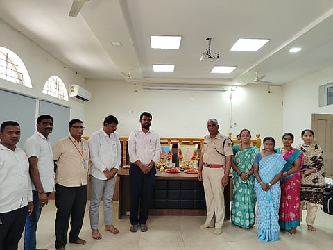 ಹೊಸಪೇಟೆ ಜಿಲ್ಲಾಧಿಕಾರಿ ಕಚೇರಿಯಲ್ಲಿ ಸೋಮವಾರ ನಡೆದ ಭಗವಾನ್ ಮಹಾವೀರ ಜಯಂತಿ ಆಚರಿಸಲಾಯಿತು. ಎಎಸ್ಪಿ ಮಂಜುನಾಥ, ಉಪವಿಭಾಗಾಧಿಕಾರಿ ವಿವೇಕಾನಂದ, ಕನ್ನಡ ಮತ್ತು ಸಂಸ್ಕೃತಿ ಇಲಾಖೆ ಸಹಾಯಕ ನಿರ್ದೇಶಕ ಸಿದ್ದಲಿಂಗಣ್ಣ ರಂಗಣ್ಣನವರ ಇತರರಿದ್ದರು.