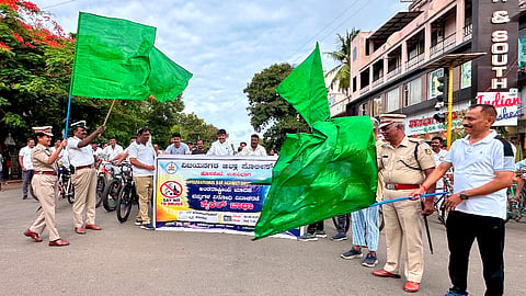 ಹೊಸಪೇಟೆ ಪುನೀತ್ ರಾಜ್‌ಕುಮಾರ್ ವೃತ್ತದಲ್ಲಿ ಮಂಗಳವಾರ ಸೈಕಲ್ ಜಾಥಾಕ್ಕೆ ಎಸ್ಪಿ ಎಸ್.ಜಾಹ್ನವಿ ಹಸಿರು ನಿಶಾನೆ ತೋರಿಸುವ ಮೂಲಕ ಚಾಲನೆ ನೀಡಿದರು. ಎಎಸ್ಪಿ ಜಿ.ಮಂಜುನಾಥ, ಡಿವೈಎಸ್‌ಪಿ ಪಿ.ಮುರಳಿಧರ್, ಸಂಚಾರಿ ಠಾಣೆ ಪಿಐ ಹುಲಗಪ್ಪ ಇತರರಿದ್ದರು.