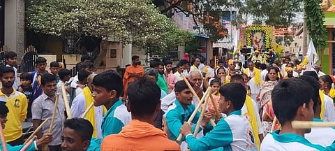 ಹೊಸಪೇಟೆ ತಾಲೂಕಿನ ಕಮಲಾಪುರದಲ್ಲಿ ಕನಕದಾಸರ ಜಯಂತ್ಯೋತ್ಸವದ ನಿಮಿತ್ತ ಮೆರವಣಿಗೆ ನಡೆಯಿತು.