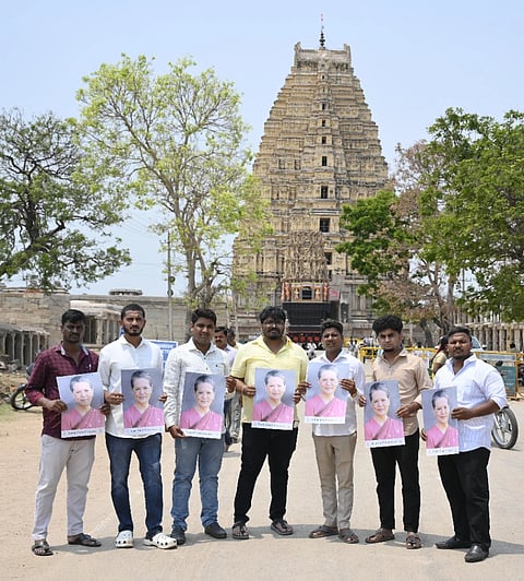 ಹಂಪಿ ಶ್ರೀ ವಿರೂಪಾಕ್ಷೇಶ್ವರ ದೇಗುಲದ ಮುಂದೆ ಸೋಮವಾರ ಜಿಲ್ಲಾ ಯುವ ಕಾಂಗ್ರೆಸ್ ಕಾರ್ಯಕರ್ತರು ಸೋನಿಯಾ ಗಾಂಧಿ ಭಾವ ಚಿತ್ರ ಹಿಡಿದು ಪ್ರಾರ್ಥಿಸಿದರು. ಯುವ ಕಾಂಗ್ರೆಸ್ ಸಂಚಾಲಕ ಸಿ.ಆರ್.ಭರತ್ ಕುಮಾರ್, ಗಣೇಶ ಪಾಟೀಲ್, ಅಲ್ತಾಫ್, ಪ್ರಮುಖರಾದ ಪ್ರಶಾಂತ್, ಮೊಹಮ್ಮದ್ ಗೌಸ್, ಚಿರಂಜೀವಿ ಇತರರಿದ್ದರು.  =====