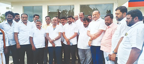 JD(S) leaders travel for Chennamma's funeral rites.