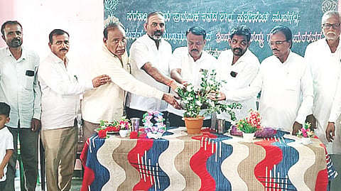 ಮುದಗಲ್ ಸಹಿಪ್ರಾ ಶಾಲೆಯಲ್ಲಿ ಹಮ್ಮಿಕೊಂಡಿದ್ದ ಹಡಪದ ಅಪ್ಪಣ್ಣ ಜಯಂತಿ ಕಾರ್ಯಕ್ರಮದಲ್ಲಿ ನಾಗಲಾಪುರ ವಿಎಸ್‌ಎಸ್‌ಎನ್ ಅಧ್ಯಕ್ಷ ಡಾ.ಶರಣಬಸವ ಪಾಟೀಲ್ ವ್ಯಾಕರನಾಳ ಉದ್ಘಾಟಿಸಿದರು. ಉರ್ದು ಪ್ರೌಢಶಾಲೆ ಮುಖ್ಯಶಿಕ್ಷಕ ಮಹ್ಮದ್ ಶರೀಫ್, ತಾಪಂ ಅಧಿಕಾರಿ ಅಮರೇಶ ಗೌಡೂರು, ಸಿಆರ್‌ಪಿ ರಾಮಚಂದ್ರ ಢವಳೆ ಇತರರಿದ್ದರು.