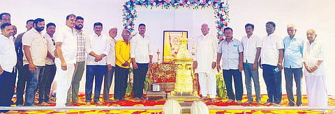 ಹುಲಿಗಿಯಲ್ಲಿ ಜೈನ ಧರ್ಮದ 24ನೇ ತೀಥರ್ಂಕರ ಭಗವಾನ್ ಮಹಾವೀರರ ಜಯಂತಿ ಸೋಮವಾರ ಆಚರಿಸಲಾಯಿತು. ಜೈನ ಸಮಾಜದ ಅಧ್ಯಕ್ಷ ಬುಜಬಲಿ ಪಾಟೀಲ್, ಉಪಾಧ್ಯಕ್ಷ ಅಜೀತ್ ಕುಮಾರ್ ತುಂಬಳ ಇತರರಿದ್ದರು.