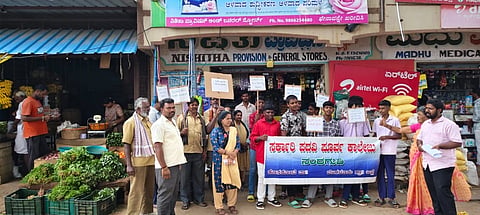 ಹೊಸಕೋಟೆ ತಾಲೂಕು ನಂದಗುಡಿಯಲ್ಲಿ ಆಯೋಜಿಸಿದ್ದ ನೋ ಪ್ಲಾಸ್ಟಿಕ್​ ಡೆವ್​ ಜಾಥಾ ಕಾರ್ಯಕ್ರಮ ಮಾಡಲಾಯಿತು. ಕರವಸೂಲಿಗಾರ ಮನೋಜ್​ ಕುಮಾರ್​, ಕಂಪ್ಯೂಟರ್​ ಆಪರೇಟರ್​ ನಯನಾ, ವಾಟರ್​ಮನ್​ಗಳಾದ ವೆಂಕಟೇಶಪ್ಪ, ನಂದೀಶ್​, ಸುಬ್ಬಣ್ಣ, ಮುನಿರಾಜಪ್ಪ, ನಯಾಜ್​, ರಾಮಚಂದ್ರ, ಕಾಲೇಜ್​ ವಿದ್ಯಾರ್ಥಿಗಳು ಭಾಗವಹಿಸಿದ್ದರು.