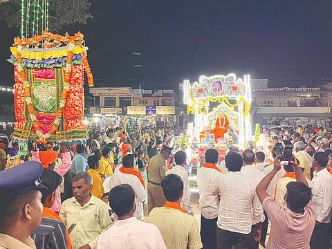 ನಾಗಮಂಗಲ ತಾಲೂಕಿನ ಹೊಣಕೆರೆ ಹೋಬಳಿಯ ಚಿಣ್ಯ ಸರ್ಕಲ್‌ನಲ್ಲಿ ಆದಿಚುಂಚನಗಿರಿ ನಾಗಮಂಗಲ ಶಾಖಾ ಮಠದ ವತಿಯಿಂದ ಗುರುವಾರ ಸಂಜೆ ಆಯೋಜಿಸಿದ್ದ ಸತ್ಸಂಗ ಕಾರ್ಯಕ್ರಮಕ್ಕೆ ಆಗಮಿಸಿದ ಶ್ರೀನಿರ್ಮಲಾನಂದನಾಥ ಸ್ವಾಮೀಜಿ ಅವರನ್ನು ಭಕ್ತರು ಅದ್ದೂರಿಯಾಗಿ ಸ್ವಾಗತಿಸಿದರು.