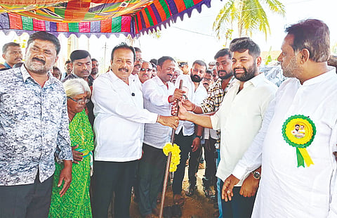 ನಾಗಮಂಗಲ ತಾಲೂಕಿನ ಬೆಳ್ಳೂರು ಪ.ಪಂ. ವ್ಯಾಪ್ತಿಯಲ್ಲಿ ರಸ್ತೆ ಮತ್ತು ಚರಂಡಿ ನಿರ್ಮಾಣ ಕಾಮಗಾರಿಗೆ ಸಚಿವ ಎನ್.ಚಲುವರಾಯಸ್ವಾಮಿ ಭೂಮಿಪೂಜೆ ನೆರವೇರಿಸಿದರು. ದಿನೇಶ್‌ಗೂಳಿಗೌಡ, ಸಚ್ಚಿನ್ ಚಲುವರಾಯಸ್ವಾಮಿ, ಹರೀಶ್ ಇತರರು ಇದ್ದರು.