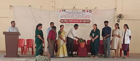 ನರಗುಂದ ಶ್ರೀಸಿದ್ಧೇಶ್ವರ ಸರ್ಕಾರಿ ಪ್ರಥಮ ದರ್ಜೆ ಕಾಲೇಜ್‌ನಲ್ಲಿ ಬುಧವಾರ ಹಮ್ಮಿಕೊಂಡಿದ್ದ ಉಚಿತ ಅರೋಗ್ಯ ತಪಾಸಣೆ, ಸ್ವಯಂ ಪ್ರೇರಿತ ರಕ್ತದಾನ ಶಿಬಿರವನ್ನು ಪ್ರಾಚಾರ್ಯ ಡಾ.ಆನಂದಕುಮಾರ ಲಾಲಸಂಗಿ ಉದ್ಘಾಟಿಸಿದರು. ಡಾ.ರೇಣುಕಾ ಕೊರವನವರ, ಡಾ.ರಾಮು ಎಂ.ಎಸ್, ಜಗದೀಶ ತಳವಾರ, ಪ್ರೊ. -Àಕೀರಬಿ ನದಾ-ï ಇತರರಿದ್ದರು.
