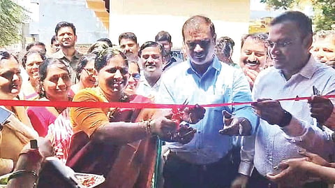 ಸಂಡೂರಿನ ಸಾರ್ವಜನಿಕ ಆಸ್ಪತ್ರೆ ಆವರಣದಲ್ಲಿ ನಿರ್ಮಿಸಿದ ಅಕ್ಕ ಕೆಫೆಯನ್ನು ಶಾಸಕಿ ಅನ್ನಪೂರ್ಣ ತುಕಾರಾಮ್ ಉದ್ಘಾಟಿಸಿದರು. ಜಿಪಂ ಉಪ ಕಾರ್ಯದರ್ಶಿ ಶಶಿಕಾಂತ ಶಿವಪುರೆ, ತಹಸೀಲ್ದಾರ್ ಅನಿಲ್ ಕುಮಾರ್, ತಾಪಂ ಇಒ ಮಡಗಿನ ಬಸಪ್ಪ ಇತರರಿದ್ದರು.