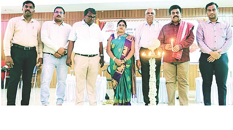 ಸಂಡೂರು ತಾಲೂಕಿನ ನಂದಿಹಳ್ಳಿ ಸ್ನಾತಕೋತ್ತರ ಕೇಂದ್ರದಲ್ಲಿ ಆಯೋಜಿಸಿದ್ದ ವಿಚಾರ ಸಂಕಿರಣವನ್ನು ಚಿಂತಕ ಡಾ.ವಡ್ಡಗೆರೆ ನಾಗರಾಜಯ್ಯ ಉದ್ಘಾಟಿಸಿದರು. ಸ್ನಾತಕೋತ್ತರ ಕೇಂದ್ರದ ನಿರ್ದೇಶಕ ಪ್ರೊ.ಎಚ್.ತಿಪ್ಪೇಸ್ವಾಮಿ, ಸಮಾಜಕಾರ್ಯ ವಿಭಾಗದ ಸಂಯೋಜಕಿ ಡಾ.ಕೆ.ಜಿ.ಸುಮಾ ಇತರರಿದ್ದರು.