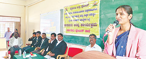 ಸರಗೂರು ತಾಲೂಕಿನ ಪಟ್ಟಣದ ಪ್ರಥಮ ದರ್ಜೆ ಕಾಲೇಜಿನಲ್ಲಿ ಆಯೋಜಿಸಿದ್ದ ಕಾನೂನು ಅರಿವು ಕಾರ್ಯಕ್ರಮದಲ್ಲಿ ನ್ಯಾಯಾಧೀಶೆ ಎಂ.ಸುಷ್ಮಾ ಮಾತನಾಡಿದರು. ಡಾ. ಮಧುಸೂದನ್, ಆರ್. ಕಿರಣ್.ನಾಗೇಶ್. ಆರ್, ಚಲುವಪ್ಪ ಇತರರು ಇದ್ದರು. 