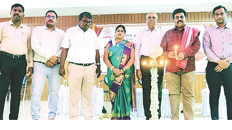 ಸಂಡೂರು ತಾಲೂಕಿನ ನಂದಿಹಳ್ಳಿ ಸ್ನಾತಕೋತ್ತರ ಕೇಂದ್ರದಲ್ಲಿ ಆಯೋಜಿಸಿದ್ದ ವಿಚಾರ ಸಂಕಿರಣವನ್ನು ಚಿಂತಕ ಡಾ.ವಡ್ಡಗೆರೆ ನಾಗರಾಜಯ್ಯ ಉದ್ಘಾಟಿಸಿದರು. ಸ್ನಾತಕೋತ್ತರ ಕೇಂದ್ರದ ನಿರ್ದೇಶಕ ಪ್ರೊ.ಎಚ್.ತಿಪ್ಪೇಸ್ವಾಮಿ, ಸಮಾಜಕಾರ್ಯ ವಿಭಾಗದ ಸಂಯೋಜಕಿ ಡಾ.ಕೆ.ಜಿ.ಸುಮಾ ಇತರರಿದ್ದರು.