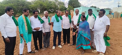 ಶಿಡ್ಲಘಟ್ಟ ತಾಲೂಕು ವೀರಾಪುರದ ರೈತ ಮಹಿಳೆ ಅಶ್ವತ್ಥಮ್ಮ ಜಮೀನನ್ನು ವೀಕ್ಷಿಸಲಾಯಿತು. ರೈತ ಸಂಘದ ರಾಜ್ಯ ಕಾರ್ಯಾಧ್ಯಕ್ಷ ಭಕ್ತರಹಳ್ಳಿ ಬೈರೇಗೌಡ, ಹಿತ್ತಲಹಳ್ಳಿ ರಮೇಶ್​, ತಾದೂರು ಮಂಜುನಾಥ್​, ವೇಣು, ಬಿ.ನಾರಾಯಣಸ್ವಾಮಿ, ಗೋಪಾಲ್​, ವೀರಾಪುರ ಮುನಿನಂಜಪ್ಪ, ಬಸವರಾಜು, ಮಂಜುನಾಥ್​, ರೈತ ಮಹಿಳೆ ಅಶ್ವತ್ಥಮ್ಮ ಇದ್ದರು.