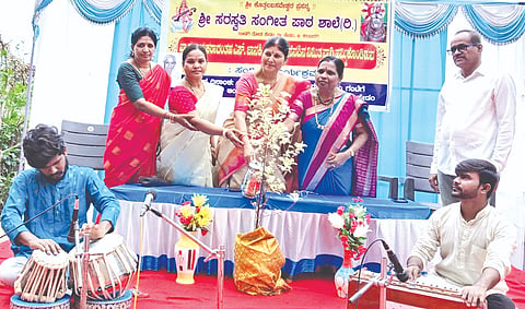 ಸೇಡಂನಲ್ಲಿ ಖ್ಯಾತ ಗಾಯಕಿ ಎಸ್​.ಜಾನಕಿ ಅವರ ಸ್ಮರಣಾರ್ಥ ಆಯೋಜಿಸಿದ್ದ ಸಂಗೀತ ಕಾರ್ಯಕ್ರಮವನ್ನು ರವಿ ಸಾಹು ನೀಲಹಳ್ಳಿ ಉದ್ಘಾಟಿಸಿದರು. ಶೋಭಾದೇವಿ ಚಕ್ಕಿ, ಆರತಿ ಕಡಗಂಚಿ, ಲ್ಮ ಸಿಂಪಿ ಇದ್ದರು. 