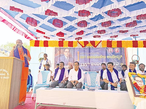 ಸೇಡಂ ತಾಲೂಕಿನ ಮಾಧವಾರದಲ್ಲಿ ಆಯೋಜಿಸಿದ್ದ ಡಾ.ಬಿ.ಆರ್​.ಅಂಬೇಡ್ಕರ್​ ಜಯಂತಿಯಲ್ಲಿ ಶ್ರೀ ಜ್ಞಾನಪ್ರಕಾಶ ಸ್ವಾಮೀಜಿ ಮಾತನಾಡಿದರು. ಶಿವಕುಮಾರ ಪಾಟೀಲ್​, ವೆಂಕಟರೆಡ್ಡಿ ಪಾಟೀಲ್​, ನಾಗಚಿತ್ರ ಇತರರಿದ್ದರು. 