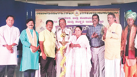 ಸಿರಗುಪ್ಪ ನೇತಾಜಿ ವ್ಯಾಯಾಮ ಶಾಲೆಯ ಬಯಲು ರಂಗಮಂದಿರದಲ್ಲಿ ಸಾಂಸ್ಕೃತಿಕ ಸೌರಭ ಕಾರ್ಯಕ್ರಮವನ್ನು ತಹಸೀಲ್ದಾರ್ ಗೌಸೀಯಾ ಬೇಗಂ ಉದ್ಘಾಟಿಸಿದರು. ಕನ್ನಡ ಮತ್ತು ಸಂಸ್ಕೃತಿ ಇಲಾಖೆ ಸಹಾಯಕ ನಿರ್ದೇಶಕ ಬಿ.ನಾಗರಾಜ, ಎಸ್.ಕೆ.ಆರ್.ಜಿಲಾನಿ ಬಾಷಾ, ಕುರುವಳ್ಳಿ ತಿಮ್ಮಯ್ಯ ಇತರರಿದ್ದರು.