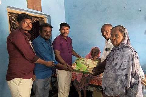 ತೆಕ್ಕಲಕೋಟೆಯಲ್ಲಿ ಧರ್ಮಸ್ಥಳ ಗ್ರಾಮೀಣಾಭಿವೃದ್ಧಿ ಯೋಜನೆ ಬಿ.ಸಿ. ಟ್ರಸ್ಟ್ನಿಂದ ಫಲಾನುಭವಿ ಹುಸೇನ್ ಬಿ ಅವರಿಗೆ ಕ್ಷೇತ್ರ ಯೋಜನಾಧಿಕಾರಿ ಎಸ್. ವಸಂತ್ ಅವರು ವಾಟರ್ ಬೆಡ್ ವಿತರಿಸಿದರು.