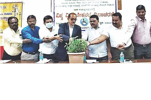 ಸಂಡೂರಿನ ತಾಪಂ ಸಭಾಂಗಣದಲ್ಲಿ ವಿಶ್ವ ಅಂಗವಿಕಲರ ದಿನ ಕಾಯಕ್ರಮವನ್ನು ತಾಪಂ ಇಒ ಮಡಗಿನ ಬಸಪ್ಪ ಉದ್ಘಾಟಿಸಿದರು. ಎಪಿಪಿ ವಡ್ರ ಅಣ್ಣೇಶಿ, ವಕೀಲ ಟಿ.ಎಂ.ಶಿವಕುಮಾರ್, ಬಿಸಿಯೂಟ ಯೋಜನಾಧಿಕಾರಿ ಶ್ರೀಧರ ಮೂರ್ತಿ, ಸಿಡಿಪಿಒ ಪಿ.ನಾಗರಾಜ ಇತರರಿದ್ದರು.