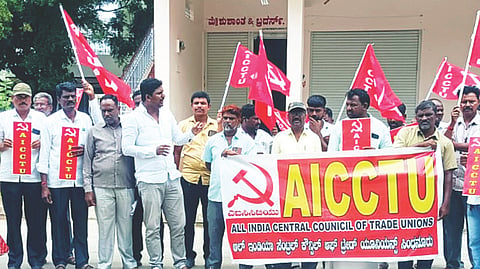 ಸಿಂಧನೂರಿನ ಕಾರ್ಮಿಕ ಇಲಾಖೆ ಕಚೇರಿ ಮುಂದೆ ಎಐಸಿಸಿಟಿಯುನಿಂದ ಪ್ರತಿಭಟನೆ ನಡೆಸಲಾಯಿತು. ಎಐಟಿಯುಸಿ ರಾಜ್ಯ ಸಹ ಕಾರ್ಯದರ್ಶಿ ನಾಗರಾಜ ಪೂಜಾರ್, ಪ್ರಮುಖರಾದ ಬಸವರಾಜ ಕೊಂಡೆ, ಶರಣಪ್ಪ ಉದ್ಬಾಳ, ವೀರೇಶ ಜವಳಗೇರಾ ಇತರರಿದ್ದರು.