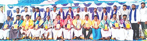 ಸಂಡೂರಿನ ಸ್ವಾಮಿಹಳ್ಳಿಯಲ್ಲಿ ಡಿಎಸ್‌ಎಸ್ ಗ್ರಾಮ ಘಟಕದ ವತಿಯಿಂದ ಆಯೋಜಿಸಿದ್ದ ಡಾ.ಬಾಬುಜಗಜೀವನರಾಮ್ ಹಾಗೂ ಡಾ.ಬಿ.ಆರ್.ಆಂಬೇಡ್ಕರ್ ಜಯಂತಿ ಕಾರ್ಯಕ್ರಮದಲ್ಲಿ ಸಾಧಕರನ್ನು ಶುಕ್ರವಾರ ಸನ್ಮಾನಿಸಲಾಯಿತು.
