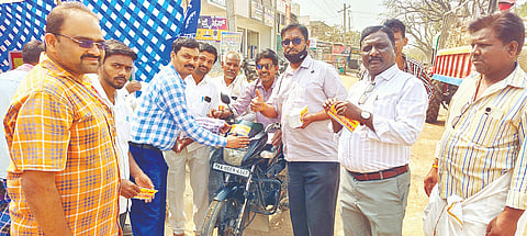 ಸಿರವಾರದಲ್ಲಿ ಶುಕ್ರವಾರ ಜಿಲ್ಲಾ ಉತ್ಸವದ ಪ್ರಚಾರ ಕಾರ್ಯಕ್ಕೆ ತಾಪಂ ಯೋಜನಾಧಿಕಾರಿ ಚನ್ನವೀರಪ್ಪ ಕೋರಿ ಅವರು ಬೈಕ್‌ಗಳಿಗೆ ಸ್ಟಿಕ್ಕರ್ ಹಚ್ಚಿ ಚಾಲನೆ ನೀಡಿದರು.