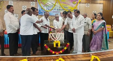 ತರೀಕೆರೆ ಶ್ರೀ ಗುರು ಸಿದ್ಧರಾಮೇಶ್ವರ ಪತ್ತಿನ ಸಹಕಾರ ಸಂಘದ ವಾರ್ಷಿಕ ಮಹಾಸಭೆಯನ್ನು ಅಧ್ಯಕ್ಷ ಎಸ್.ಎಂ.ನಾಗರಾಜ್ ಉದ್ಘಾಟಿಸಿದರು. ಎಲ್.ಎಸ್.ಬಸಪ್ಪ, ಎನ್.ಎಚ್.ಜಗದೀಶ್, ವೈ.ಸಿ.ಮಹೇಶ್ವರಪ್ಪ, ಎಂ.ಎಸ್.ಪ್ರಭುಕುಮಾರ್, ಎಚ್.ಎಸ್.ಬಸವರಾಜಪ್ಪ ಇತರರಿದ್ದರು.