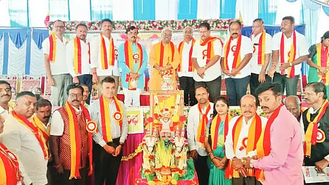  ಅಜ್ಜಂಪುರದಲ್ಲಿ ಆಯೋಜಿಸಿದ್ದ 5ನೇ ತಾಲೂಕು ಕನ್ನಡ ಸಾಹಿತ್ಯ ಸಮ್ಮೇಳನವನ್ನು ಜಿಲ್ಲಾ ಕಸಾಪ ಅಧ್ಯಕ್ಷ ಸೂರಿ ಶ್ರೀನಿವಾಸ್ ಉದ್ಘಾಟಿಸಿದರು. ಮಂಜುನಾಥ್, ಎ.ಜಿ.ರೇವಣ್ಣ, ಡಿ.ಕವಿತಾ, ಜಿ.ನಟರಾಜ್, ಎಂ.ಕೃಷ್ಣಮೂರ್ತಿ, ವಿನಾಯಕ ಸಾಗರ್, ಎಚ್.ಆರ್.ಚಂದ್ರಪ್ಪ ಇತರರಿದ್ದರು.
