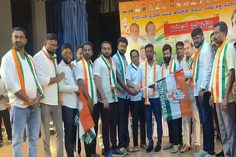 ತೀರ್ಥಹಳ್ಳಿಯಲ್ಲಿ ವಿಧಾನಸಭಾ ಕ್ಷೇತ್ರ ಯುವ ಕಾಂಗ್ರೆಸ್ ನೂತನ ಪದಾಧಿಕಾರಿಗಳಿಗೆ ರಾಜ್ಯ ಯುವ ಕಾಂಗ್ರೆಸ್ ಅಧ್ಯಕ್ಷ ಎಚ್.ಎಸ್.ಮಂಜುನಾಥ ಗೌಡ ಅಧಿಕಾರ ಹಸ್ತಾಂತರಿಸಿದರು. ಪೂರ್ಣೇಶ್, ಕಿಮ್ಮನೆ ರತ್ನಾಕರ್, ಆರ್.ಎಂ.ಮಂಜುನಾಥ ಗೌಡ, ಚೇತನ್ ಗೌಡ ಇತರರಿದ್ದರು.