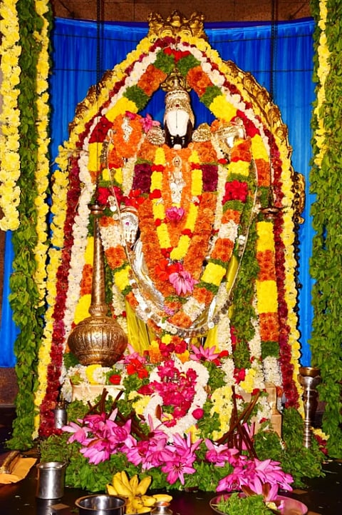 ಬಳ್ಳಾರಿಯ ಶ್ರೀವೆಂಕಟೇಶ್ವರ ದೇವಾಲಯದಲ್ಲಿ ವೈಕುಂಠ ಏಕಾದಶಿ ಹಿನ್ನೆಲೆ ದೇವರ ಮೂರ್ತಿಯನ್ನು ಅಲಂಕಾರಿಸಲಾಗಿತ್ತು.