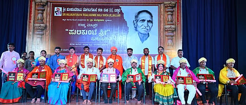 ಬಳ್ಳಾರಿಯ ಜೋಳದರಾಶಿ ದೊಡ್ಡನಗೌಡ ರಂಗಮಂದಿರದಲ್ಲಿ ಆಯೋಜಿಸಿದ್ದ ಪ್ರಶಸ್ತಿ ಪ್ರದಾನ ಸಮಾರಂಭದಲ್ಲಿ ನಾನಾ ಕ್ಷೇತ್ರಗಳ ಸಾಧಕರಿಗೆ ರಾಜ್ಯಮಟ್ಟದ ‘ಹುಲಿಕುಂಟೆ ಶ್ರೀ ಪ್ರಶಸ್ತಿ ನೀಡಿ ಸನ್ಮಾನಿಸಲಾಯಿತು. ಸಂಡೂರು ವಿರಕ್ತಮಠದ ಪ್ರಭು ಸ್ವಾಮೀಜಿ, ಕಸಾಪ ತಾಲೂಕು ಅಧ್ಯಕ್ಷ ಡಾ.ಮಧುಸೂದನ್ ಕಾರಿಗನೂರು, ಜಿ.ಟಿ.ಫೌಂಡೇಷನ್ ಅಧ್ಯಕ್ಷ ತಿಮ್ಮಪ್ಪ ಜೋಳದರಾಶಿ, ಟ್ರಸ್ಟ್ ಅಧ್ಯಕ್ಷ ಕೆ.ಹೊನ್ನುರಸ್ವಾಮಿ, ಕಲಾವಿದ ಜಡೇಶ್ ಇತರರಿದ್ದರು.