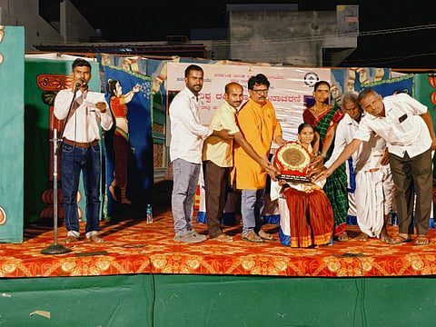 ಸಿರಿಗೇರಿ ಗ್ರಾಮದಲ್ಲಿ  ವಿಶ್ವ ರಂಗಭೂಮಿ ದಿನಾಚರಣೆ ಅಂಗವಾಗಿ ಆಯೋಜಿಸಿದ್ದ ಉಪನ್ಯಾಸ, ರಂಗ ಸನ್ಮಾನ, ನಾಟಕ ಪ್ರದರ್ಶನ ಕಾರ್ಯಕ್ರಮದಲ್ಲಿ ಕಲಾವಿದೆ ಮುಕ್ತಬಾಯಿ ಕುಮುಚಿ ಅವರನ್ನು ಸನ್ಮಾನಿಸಲಾಯಿತು. ಕಲಾವಿದ ಜೆ.ದಿವಾಕರ್, ಗ್ರಾಪಂ ಅಧ್ಯಕ್ಷೆ ಲಕ್ಷ್ಮೀ ್ಣ, ಕರ್ನಾಟಕ ನಾಟಕ ಅಕಾಡೆಮಿ ಸದಸ್ಯ ಶಿವನಾಯಕ ದೊರೆ, ಸಂಸ್ಥೆ ಅಧ್ಯಕ್ಷ ಎಂ.ಪಂಪನಗೌಡ, ಕಾರ್ಯದರ್ಶಿ ವೈ.ಮಂಜುನಾಥ ಇದ್ದರು.