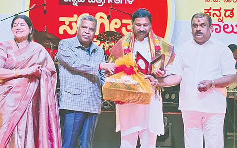 ಬೆಂಗಳೂರಿನಲ್ಲಿ ಕರವೇ ಭಾನುವಾರ ಆಯೋಜಿಸಿದ್ದ ಕಾರ್ಯಕ್ರಮದಲ್ಲಿ ಹಿಂದುಳಿದ ವರ್ಗಗಳ ಆಯೋಗದ ಮಾಜಿ ಸದಸ್ಯ ಶರಣಪ್ಪ ಮಾನೇಗಾರ ಅವರಿಗೆ ಕರ್ನಾಟಕ ಸಾರ್ವಭೌಮ ಪ್ರಶಸ್ತಿ ನೀಡಿ ಸನ್ಮಾನಿಸಲಾಯಿತು. ನಟಿ ಜಯಮಾಲ, ಟಿ.ಎ.ನಾರಾಯಣಗೌಡ ಇದ್ದರು.