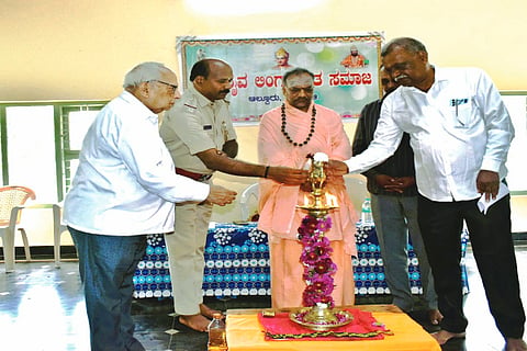 ಬೇರುಗಂಡಿ ಬೃಹನ್ಮಠದಲ್ಲಿ ಆಯೋಜಿಸಿದ್ದ ರೇಣುಕಾಚಾರ್ಯ, ಬಸವೇಶ್ವರ ಜಯಂತಿ ಕಾರ್ಯಕ್ರಮವನ್ನು ಸೋಮೇಗೌಡ ಉದ್ಘಾಟಿಸಿದರು.