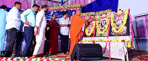 ಬನ್ನೂರಿನ ಶ್ರೀ ಆದಿಚುಂಚನಗಿರಿ ಬಾಲಜಗತ್ ಆಂಗ್ಲ ಮಾಧ್ಯಮ ಹಿರಿಯ ಪ್ರಾಥಮಿಕ ಮತ್ತು ಪ್ರೌಢಶಾಲೆಯಲ್ಲಿ ಹಮ್ಮಿಕೊಳ್ಳಲಾಗಿದ್ದ 20ನೇ ವರ್ಷದ ಶಾಲಾ ವಾರ್ಷಿಕೋತ್ಸವ ಕಾರ್ಯಕ್ರಮವನ್ನು ಶ್ರೀ ಸೋಮೇಶ್ವರನಾಥ ಸ್ವಾಮೀಜಿ ಉದ್ಘಾಟಿಸಿದರು. ಜೆ.ಸುನಿತಾವೀರಪ್ಪಗೌಡ, ಡಾ.ಮಹೇಂದ್ರಸಿಂಗ್ ಕಾಳಪ್ಪ, ಎಸ್.ಸಿ.ಶಿವಮೂರ್ತಿ, ಚಲುವರಾಜ್, ವೈ.ಎಸ್.ರಾಮಸ್ವಾಮಿ ಸೇರಿದಂತೆ ಇತರರಿದ್ದರು.