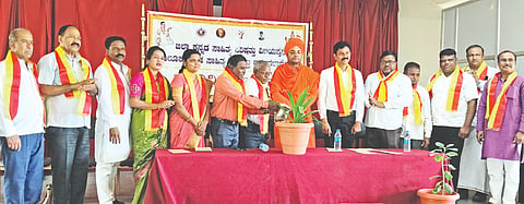 ಬಸವನಬಾಗೇವಾಡಿಯಲ್ಲಿ ಹಮ್ಮಿಕೊಂಡಿದ್ದ ಜಾನಪದ ಉತ್ಸವ ಮತ್ತು ಮೋಜಿನ ಆಟಗಳ ಮುಕ್ತಾಯ ಸಮಾರಂಭವನ್ನು ಗಣ್ಯರು  ಉದ್ಘಾಟಿಸಿದರು. ವಿರಕ್ತಮಠದ ಸಿದ್ಧಲಿಂಗ ಶ್ರೀಗಳು, ವಿವೇಕಾನಂದ ಕಲ್ಯಾಣಶೆಟ್ಟಿ, ಪ್ರಾಚಾರ್ಯ ಡಾ.ಎ.ವಿ. ಸೂರ್ಯವಂಶ, ಕಸಾಪ ಜಿಲ್ಲಾಧ್ಯಕ್ಷ ಅಧ್ಯಕ್ಷ ಹಾಸಿಂಪೀರ ವಾಲಿಕಾರ ಇತರರಿದ್ದರು.