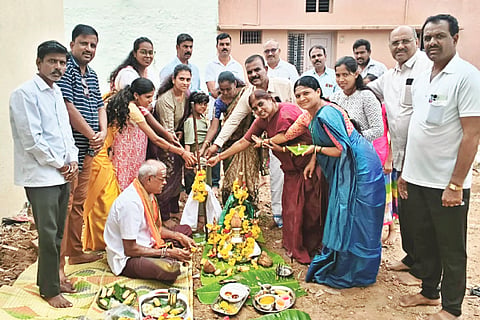 ಬೀರೂರಿನ ಪಿಎಂ ಶ್ರೀ ಸರ್ಕಾರಿ ಬಾಲಕರ ಹಿರಿಯ ಪ್ರಾಥಮಿಕ ಶಾಲೆ ಆವರಣದಲ್ಲಿ ನೂತನ ತರಗತಿ ಕೊಠಡಿ ನಿರ್ಮಾಣಕ್ಕೆ ಗುದ್ದಲಿ ಪೂಜೆ ನೆರವೇರಿತು. ಗಿರೀಶ್ ದೇವರಮನೆ, ಬಿ.ಎನ್.ಪ್ರಸನ್ನ ಕುಮಾರ್, ಅನುಸೂಯ ಇತರರು ಇದ್ದರು.
