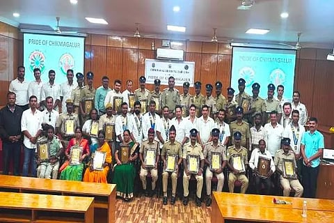 ಚಿಕ್ಕಮಗಳೂರು ಜಿಲ್ಲಾ ಪೊಲೀಸ್ ವರಿಷ್ಟಾಧಿಕಾರಿ ಕಚೇರಿ ಸಭಾಂಗಣದಲ್ಲಿ ಜಿಲ್ಲಾ ಪೊಲೀಸ್ ಇಲಾಖೆ ಹಾಗೂ ಚಿಕ್ಕಮಗಳೂರು ರೌಂಡ್ ಟೇಬಲ್ ಸಹಯೋಗದಲ್ಲಿ ವಿವಿಧ ಇಲಾಖಾ ಅಧಿಕಾರಿ, ಸಿಬ್ಬಂದಿಗೆ ಹಮ್ಮಿಕೊಂಡಿದ್ಧ ಕಾರ್ಯಕ್ರಮದಲ್ಲಿ ಪ್ರೆÊಡ್ ಆಫ್ ಚಿಕ್ಕಮಗಳೂರು-೨೦೨೬ ಪ್ರಶಸ್ತಿ ವಿತರಿಸಲಾಯಿತು.
