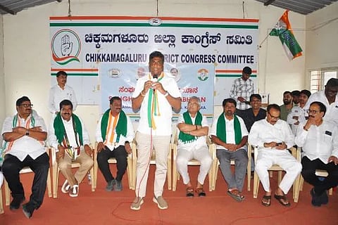 ಚಿಕ್ಕಮಗಳೂರು ಕಾಂಗ್ರೆಸ್ ಕಚೇರಿಯಲ್ಲಿ ಸಂಘಟನಾ ಸೃಜನ್ ಅಭಿಯಾನ ಅಂಗವಾಗಿ ಆಯೋಜಿಸಲಾಗಿದ್ದ ಸಭೆಯನ್ನು ಉz್ದÉÃಶಿಸಿ ಎಐಸಿಸಿ ವೀಕ್ಷಕ ಬಿಶ್ವರಂಜನ್ ಮೊಹಂತಿ ಮಾತನಾಡಿದರು.