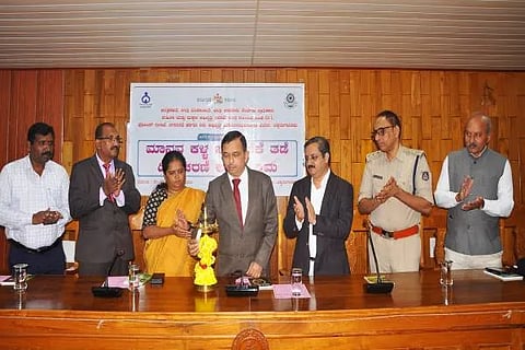 ಚಿಕ್ಕಮಗಳೂರು ನಗರಸಭೆ ಸಭಾಂಗಣದಲ್ಲಿ ಜಿಲ್ಲಾಡಳಿತ, ಜಿಲ್ಲಾ ಪಂಚಾಯತ್, ಜಿಲ್ಲಾ ಕಾನೂನು ಸೇವೆಗಳ ಪ್ರಾಧಿಕಾರದ ವತಿಯಿಂದ ಗುರುವಾರ ಹಮ್ಮಿಕೊಳ್ಳಲಾಗಿದ್ದ ಮಾನವ ಕಳ್ಳಸಾಗಾಣಿಕೆ ತಡೆ ದಿನಾಚರಣೆ ಕಾರ್ಯಕ್ರಮವನ್ನು ಜಿಲ್ಲಾ ಪ್ರಧಾನ ಮತ್ತು ಸತ್ರ ನ್ಯಾಯಾಧೀಶರಾದ ರವೀಂದ್ರ ಹೆಗಡೆ ಉದ್ಘಾಟಿಸಿದರು.