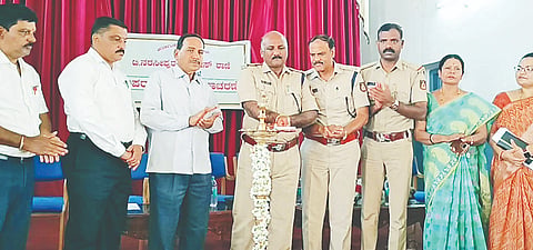 ತಿ.ನರಸೀಪುರದ ವಿದ್ಯೋದಯ ಪ್ರಥಮ ದರ್ಜೆ ಕಾಲೇಜು ಸಭಾಂಗಣದಲ್ಲಿ ಮಂಗಳವಾರ ಆಯೋಜಿಸಿದ್ದ ಅಪರಾಧ ತಡೆ ಮಾಸಾಚರಣೆ ಕಾರ್ಯಕ್ರಮವನ್ನು ಎಎಸ್‌ಪಿ ಸಿ.ಮಲ್ಲಿಕ್ ಉದ್ಘಾಟಿಸಿದರು. ಜಿ.ಎಸ್.ರಘು, ಧನಂಜಯ, ಟಿ.ಎಸ್.ಬಸವಣ್ಣಸ್ವಾಮಿ ಇತರರು ಇದ್ದರು.