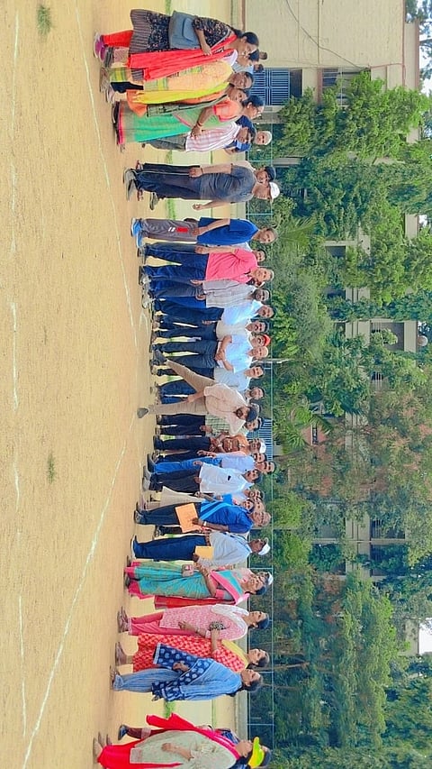ಗೌರಿಬಿದನೂರಿನ ಎಸ್​ಎಸ್​ಇಎ ಸರ್ಕಾರಿ ಪ್ರೌಢಶಾಲೆ ಆವರಣದಲ್ಲಿ ಹಮ್ಮಿಕೊಂಡಿದ್ದ ಕ್ರೀಡಾ ಹಾಗೂ ಶಿಕ್ಷಕರ ದಿನಾಚರಣೆ ಕ್ರೀಡಾಕೂಟಕ್ಕೆ ತಹಸೀಲ್ದಾರ್​ ಕೆ.ಎಂ.ಅರವಿಂದ್​ ಚಾಲನೆ ನೀಡಿದರು. ತಾಲೂಕು ಸರ್ಕಾರಿ ನೌಕರರ ಸಂಘದ ಅಧ್ಯಕ್ಷ ಎನ್​.ಆರ್​.ಮಂಜುನಾಥ್​ ಇತರರು ಇದ್ದರು.