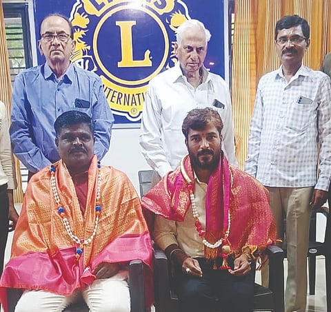 ಗಂಗಾವತಿ ಲಯನ್ಸ್‌ಕ್ಲಬ್ ಸಭಾಂಗಣದಲ್ಲಿ ಆರೋಗ್ಯ ಇಲಾಖೆ ಆಪ್ತ ಸಮಾಲೋಚಕ ಶಿವಾನಂದ ನಾಯ್ಕರ್, ಕ್ಷಯರೋಗ ನಿರ್ಮೂಲನೆ ವಿಭಾಗ ಮೇಲ್ವಿಚಾರಕ ಎಚ್.ಮಲ್ಲಿಕಾರ್ಜುನ್‌ರನ್ನು ಲಯನ್ಸ್ ಕ್ಲಬ್‌ನಿಂದ ಬುಧವಾರ ಸನ್ಮಾನಿಸಲಾಯಿತು. ಹಿರಿಯ ವೈದ್ಯರಾದ ಜಿ.ಚಂದ್ರಪ್ಪ, ಡಾ.ಎ. ಸೋಮರಾಜು ಇತರರಿದ್ದರು.