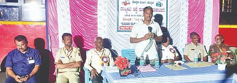 ಗಂಗಾವತಿ ಕೆಕೆಆರ್‌ಟಿಸಿ ಡಿಪೋ ಆವರಣದಲ್ಲಿ ಹಮ್ಮಿಕೊಂಡಿದ್ದ ರಾಷ್ಟ್ರೀಯ ರಸ್ತೆ ಸುರಕ್ಷತಾ ಮಾಸಾಚರಣೆಯ ಸಮಾರೋಪದಲ್ಲಿ  ಘಟಕ ವ್ಯವಸ್ಥಾಪಕ ಪ್ರವೀಣ ಯರ್ನಾಳ್ ಗುರುವಾರ ಮಾತನಾಡಿದರು. ಸಂಚಾರ ಠಾಣೆ ಪಿಎಸೈ ಡಿ.ಶಾರದಮ್ಮ, ಬಸ್ ನಿಲ್ದಾಣಾಧಿಕಾರಿ ಹಣಮಂತಗೌಡಗೌಡರ್ ಇತರರಿದ್ದರು.